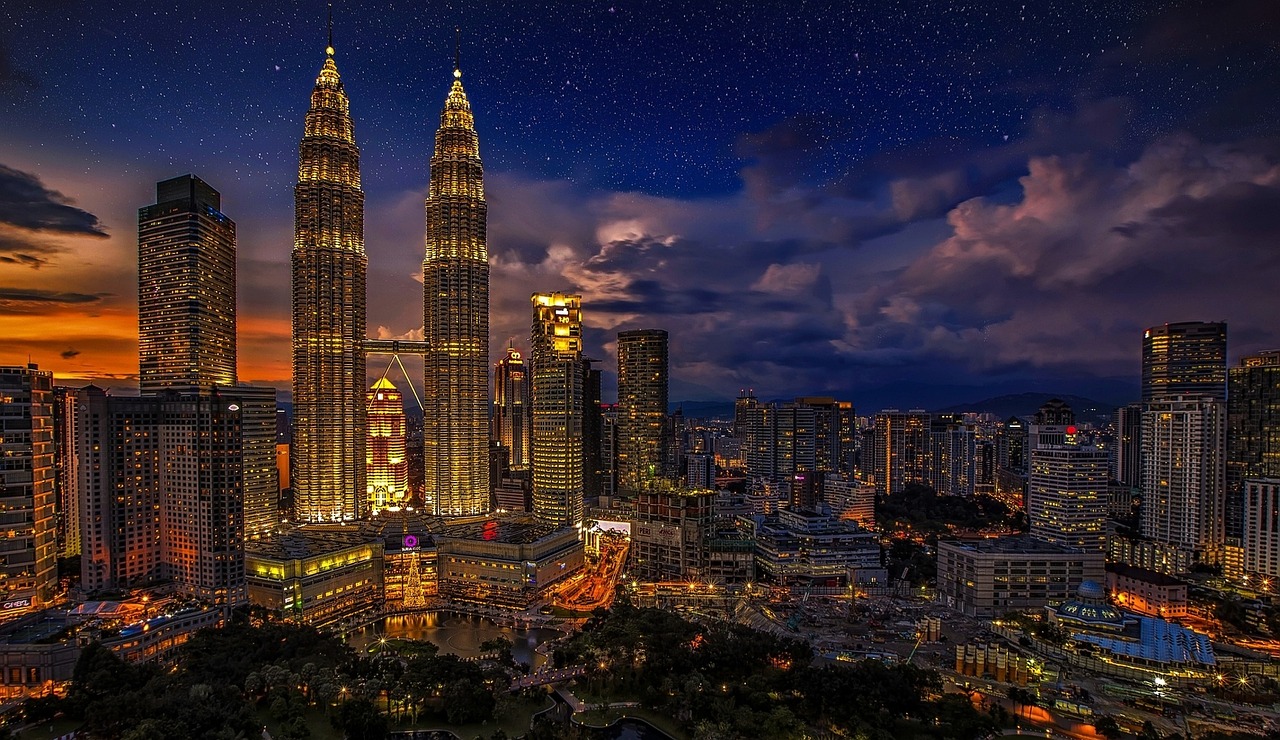 kuala lumpur, petronas twin towers, cityscape-1820944.jpg